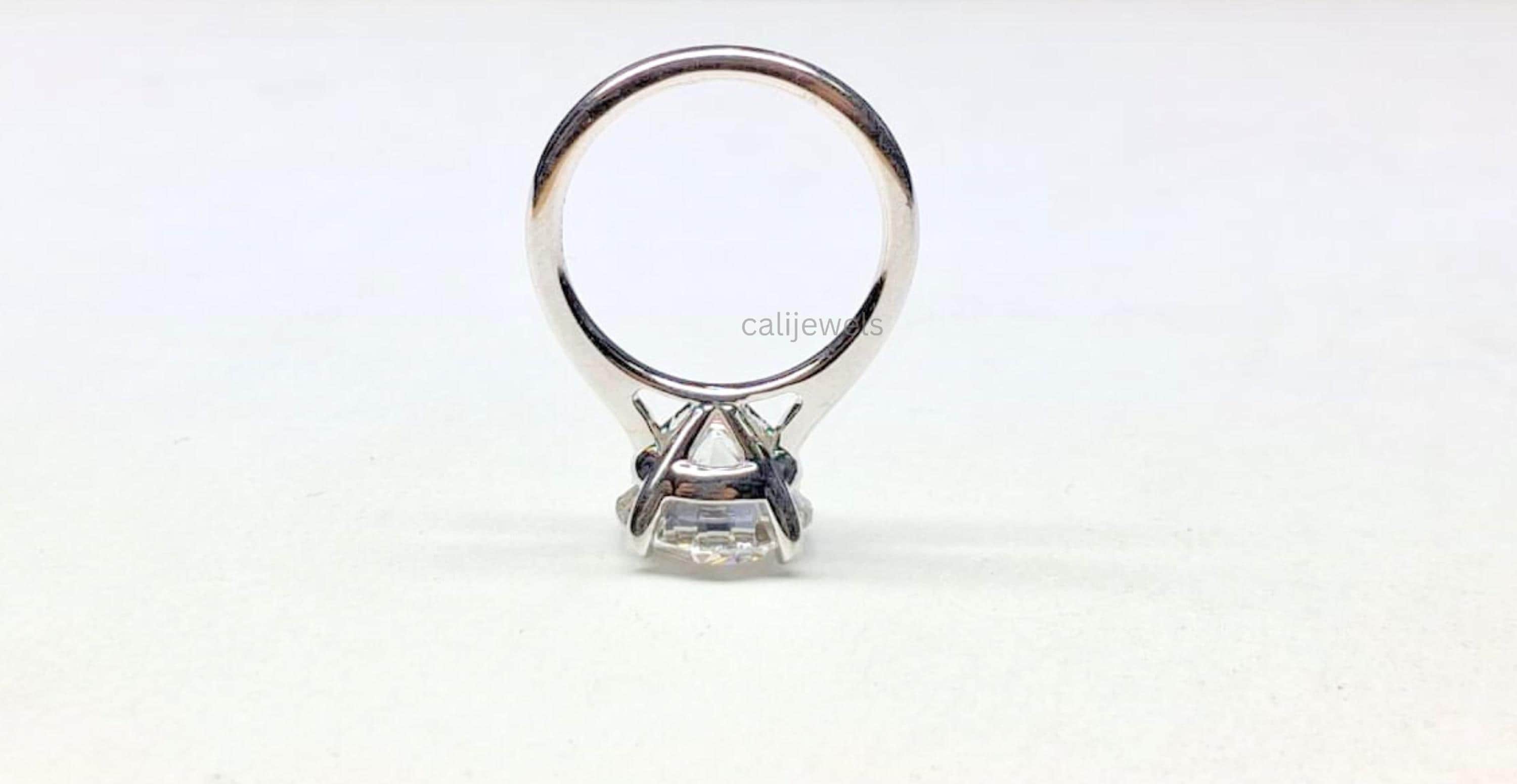 Round Cut Lab Grown Diamond Engagement Ring